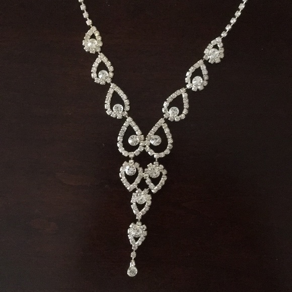 Silver sparkly necklace. - Picture 2 of 6